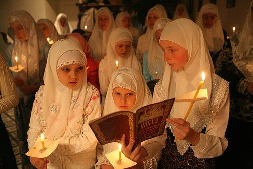 Jemaat Kristen Ortodox di Rusia dengan kerudung tradisionalnya