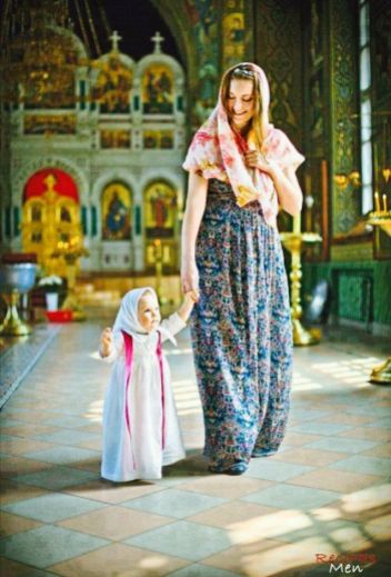 wanita Kristen memakai kerudung ketika berdoa di Gereja