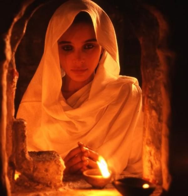 wanita Yahudi yang berdoa di hari Sabbath